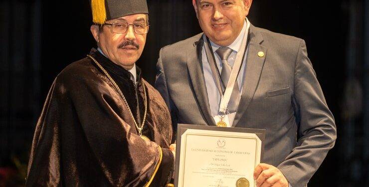 Entrega rector el premio Investigación de Excelencia a profesor de la FIC-UAT