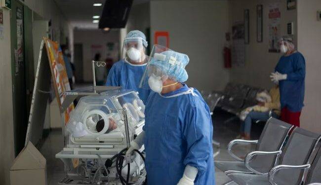 Investigan posible brote de Klebsiella oxytoca tras el deceso de 13 menores en el Edomex