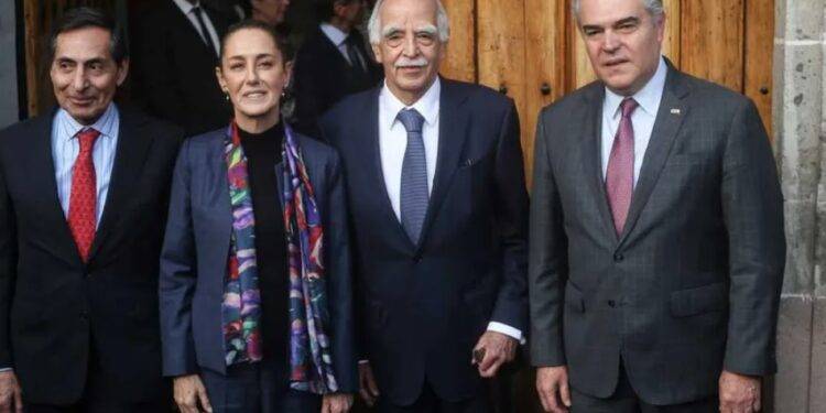 Claudia Sheinbaum se reúne con líderes empresariales en el Museo Kaluz