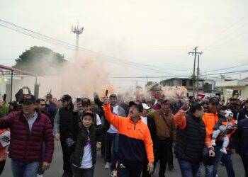 Encabeza rector caravana naranja en apoyo al Correcaminos