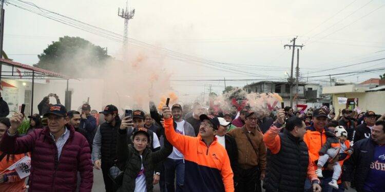 Encabeza rector caravana naranja en apoyo al Correcaminos