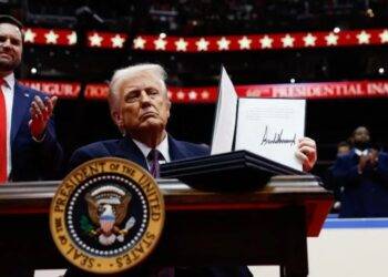 Donald Trump firma una orden ejecutiva para retirar a la UE del Acuerdo de París