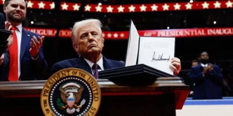 Donald Trump firma una orden ejecutiva para retirar a la UE del Acuerdo de París