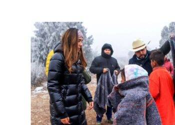 Entregan la senadora Cecilia Guadiana y el diputado Alberto Hurtado cobijas y alimentos calientes a comunidades vulnerables de Saltillo