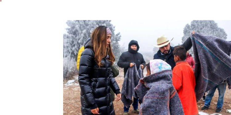 Entregan la senadora Cecilia Guadiana y el diputado Alberto Hurtado cobijas y alimentos calientes a comunidades vulnerables de Saltillo