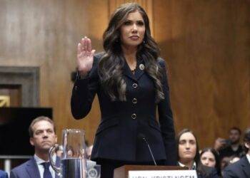 El Senado de EE.UU. confirma a Kristi Noem como secretaria de Seguridad Nacional