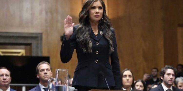 El Senado de EE.UU. confirma a Kristi Noem como secretaria de Seguridad Nacional