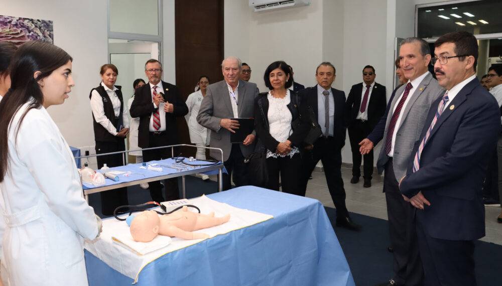 Rector de la UAT supervisa equipamiento en la Facultad de Medicina Tampico