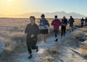 Atletas listos para el Medio Maratón de Cuatro Ciénegas 2025