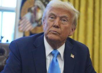 Trump firma decretos que imponen aranceles al acero y aluminio