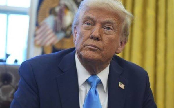 Trump firma decretos que imponen aranceles al acero y aluminio