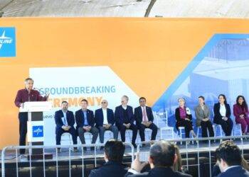 Coloca Américo primera piedra de nueva planta Medline en Nuevo Laredo