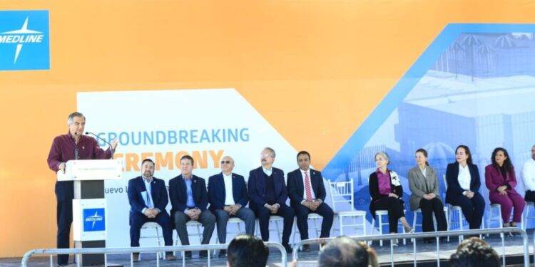 Coloca Américo primera piedra de nueva planta Medline en Nuevo Laredo