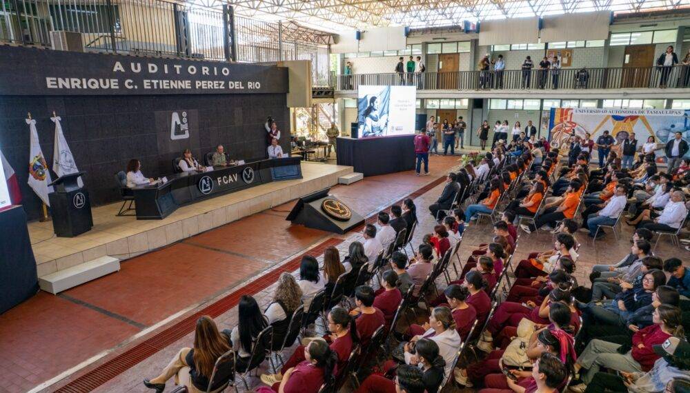 El Gral. Enrique García Jaramillo da conferencia en la UAT sobre seguridad nacional