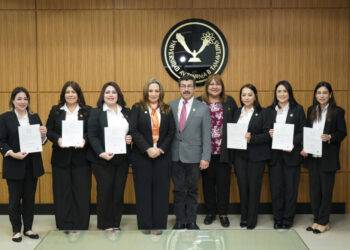 El rector Dámaso Anaya entrega nombramientos a titulares de Familia UAT