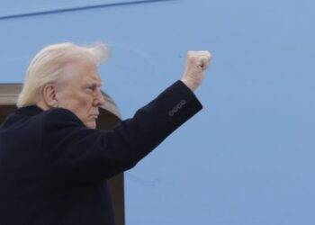 Trump invoca ley del siglo XVIII para declarar invasión de pandillas y acelerar deportaciones