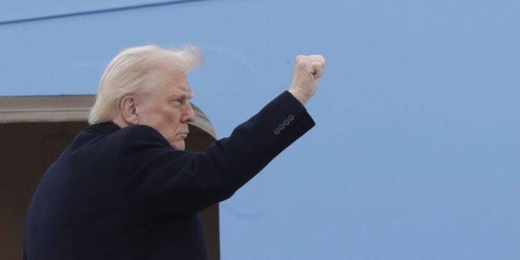 Trump invoca ley del siglo XVIII para declarar invasión de pandillas y acelerar deportaciones