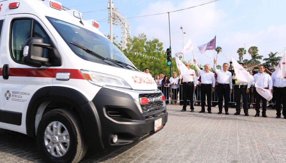 Entrega Américo 16 nuevas ambulancias al sector salud