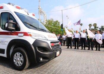 Entrega Américo 16 nuevas ambulancias al sector salud