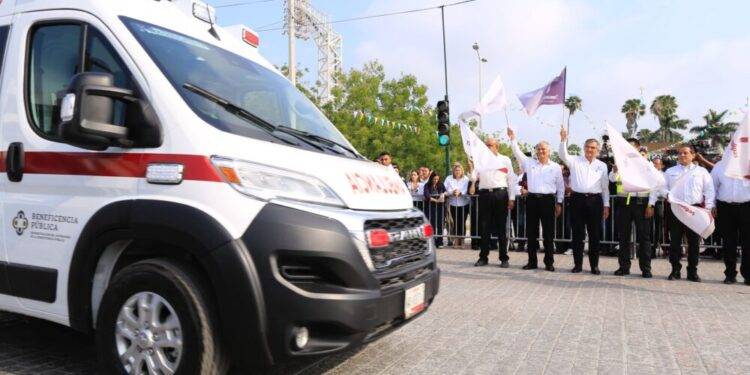 Entrega Américo 16 nuevas ambulancias al sector salud