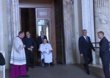 El Papa Francisco se confesó y atravesó la Puerta Santa de la Basílica de San Pedro