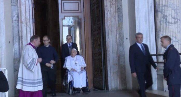 El Papa Francisco se confesó y atravesó la Puerta Santa de la Basílica de San Pedro