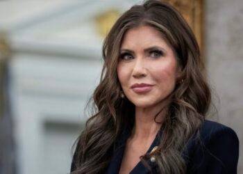 Secretaria de Seguridad Nacional, Kristi Noem, víctima de robo en restaurante en DC; además de su bolsa, se llevan 3 mil dólares