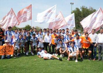 Recibe rector a los Correcaminos campeones de la Liga Premier