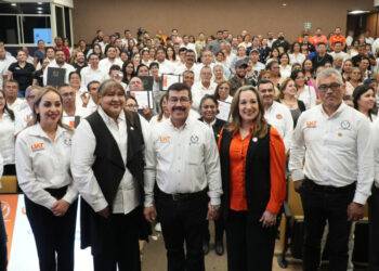 Entrega el rector Dámaso Anaya reconocimientos a jubilados del SUTUAT