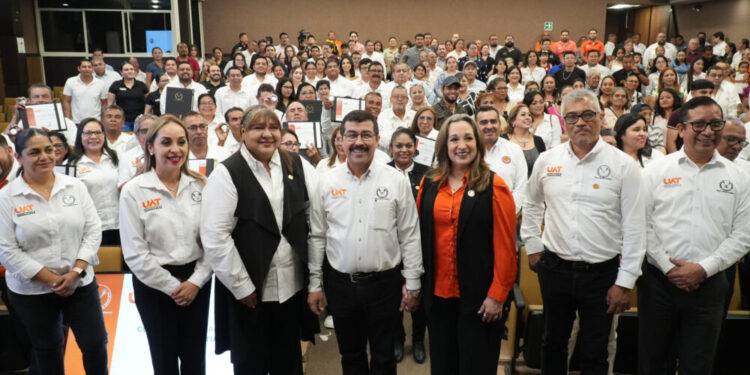 Entrega el rector Dámaso Anaya reconocimientos a jubilados del SUTUAT