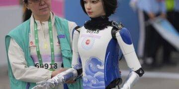 Robots humanoides corren medio maratón en China