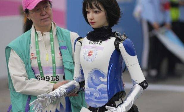 Robots humanoides corren medio maratón en China