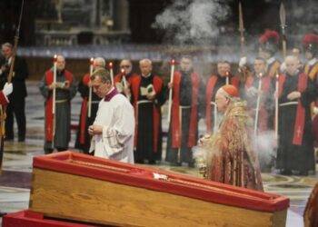 La basílica de San Pedro abre sus puertas para que los católicos se despidan del papa Francisco