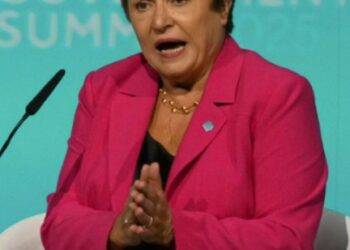 Aranceles de EEUU debilitarán la economía global y generarán inflación, dice el FMI