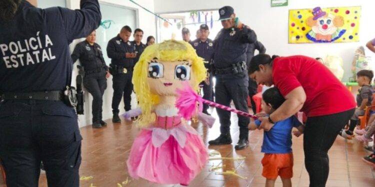 Lleva Policía Estatal alegría a niños en Coahuila