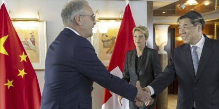 Conversaciones arancelarias entre EEUU y China continuarán el domingo