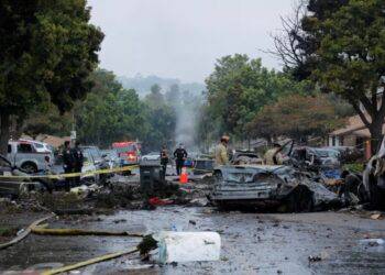 Se estrelló un avión pequeño en un vecindario de San Diego: hay al menos un muerto y se investiga cuántos pasajeros llevaba