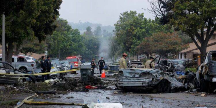 Se estrelló un avión pequeño en un vecindario de San Diego: hay al menos un muerto y se investiga cuántos pasajeros llevaba