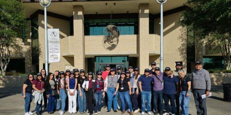 Asisten estudiantes y docentes de la UTTN al 29.º Congreso Anual de Comercio del Hemisferio Occidental