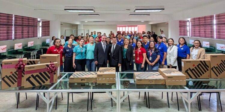 Equipa rector de la UAT centros de cómputo en Reynosa y Valle Hermoso