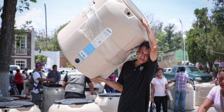 Cumplen Américo y María de Villarreal a las familias de Jaumave