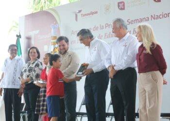 Pone en marcha Américo campaña de vacunación en escuelas y entrega tabletas a niñas y niños