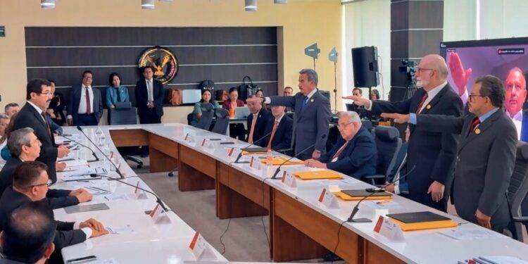 Toman protesta nuevos integrantes del Patronato de la UAT