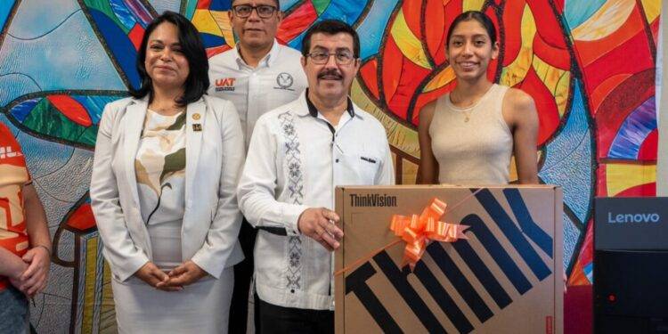 Entrega rector equipamiento en la Facultad de Ciencias de la Educación y Humanidades