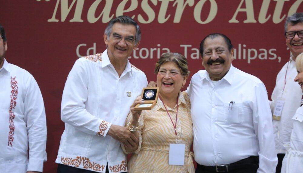 Refrenda Américo alianza con maestros; entrega 284 condecoraciones