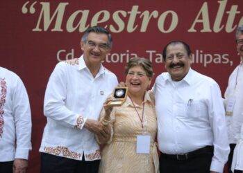 Refrenda Américo alianza con maestros; entrega 284 condecoraciones