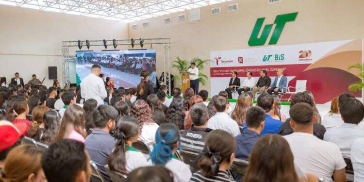Entregan becas “Futuro Tamaulipas Jóvenes de Nivel Superior” en Nuevo Laredo