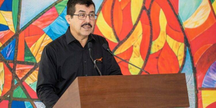 Presenta rector al nuevo Correbasket UAT