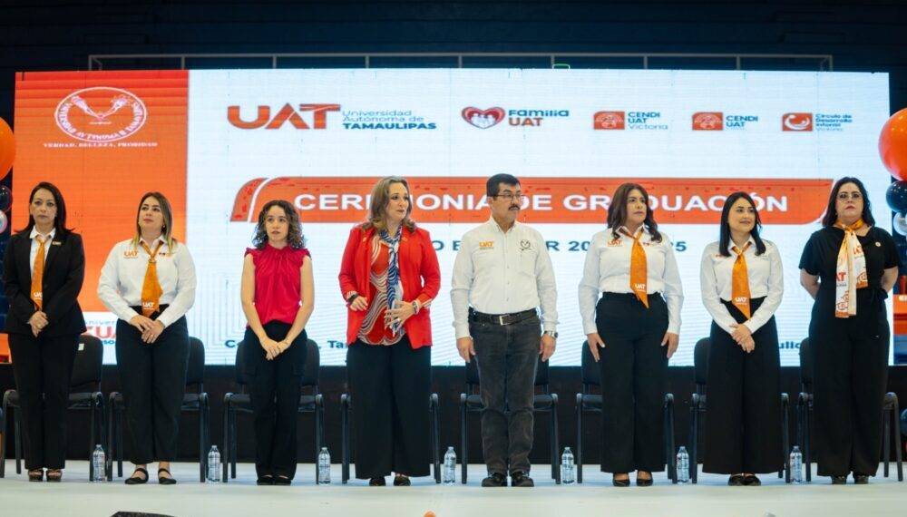 El rector Dámaso Anaya y la Lic. Isolda Rendón presiden graduación de los CENDIS de la UAT