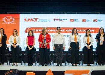 El rector Dámaso Anaya y la Lic. Isolda Rendón presiden graduación de los CENDIS de la UAT